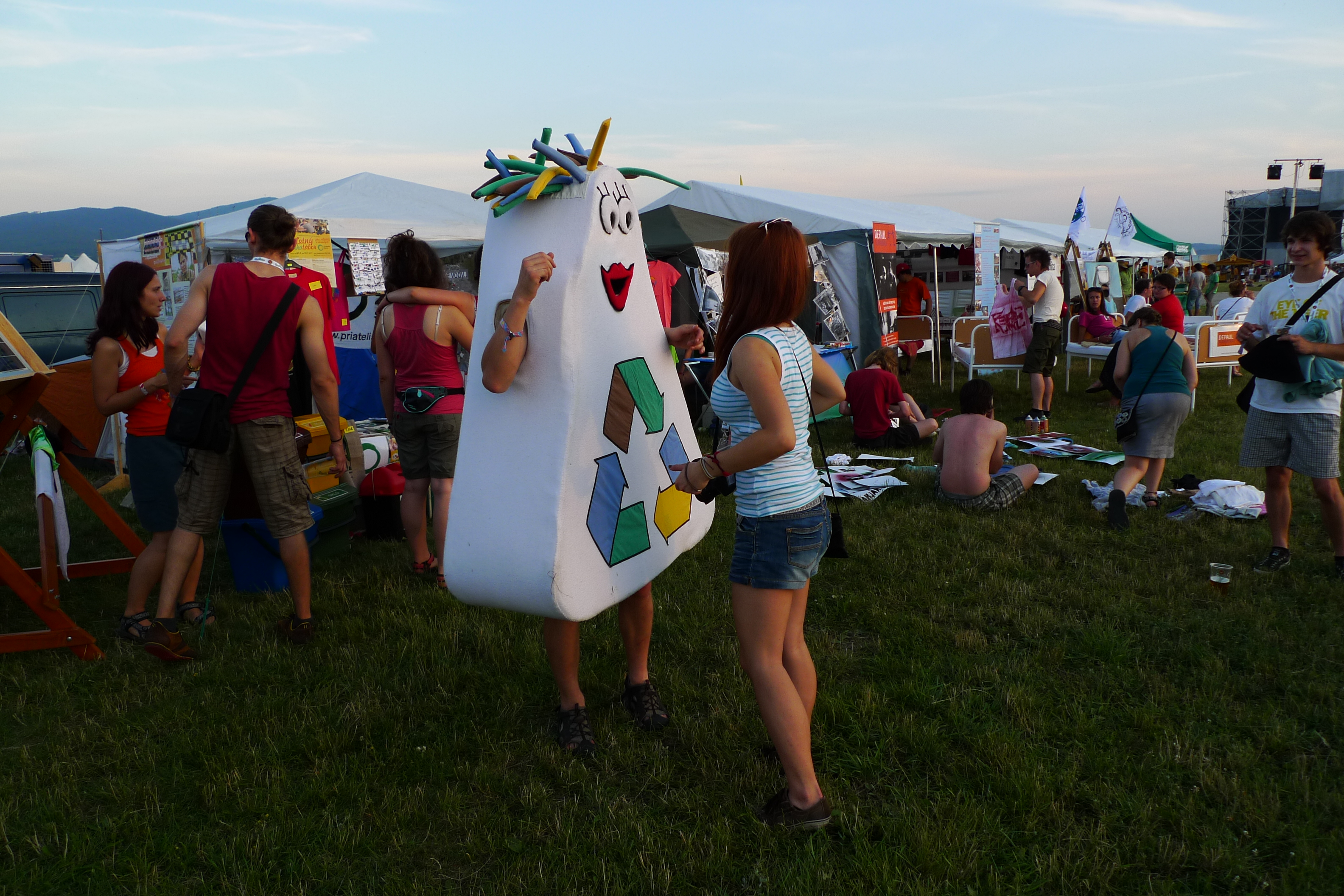 p1070123.jpg Dobrovoľníci Priateľov Zeme - SPZ informujú účastníkov festivalu ohľadom triedeného zberu, kompostovania, čiernych skládok a rie