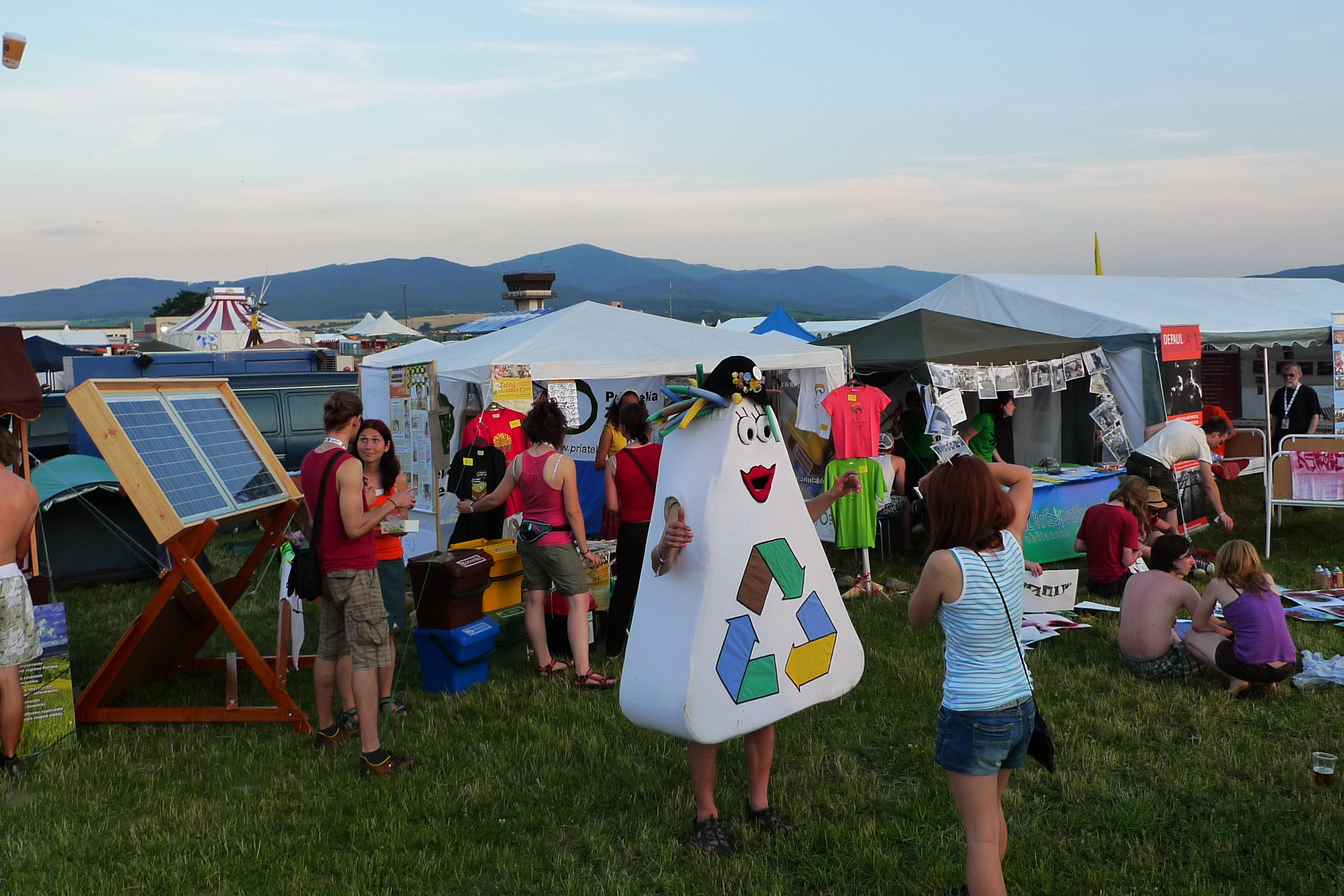 p1070129.jpg Dobrovoľníci Priateľov Zeme - SPZ informujú účastníkov festivalu ohľadom triedeného zberu, kompostovania, čiernych skládok a rie