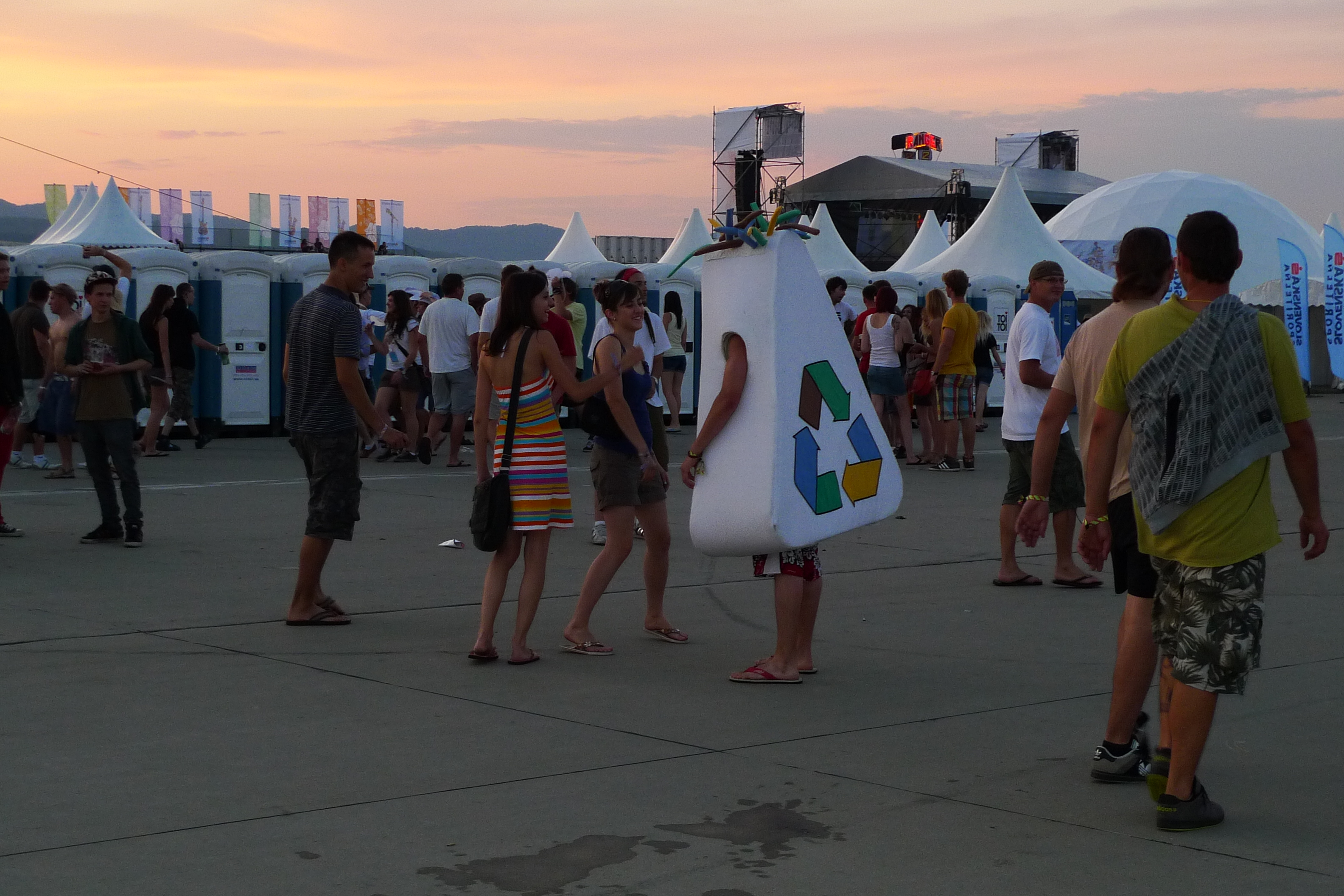 p1070136.jpg Náš maskot Recyklačko zabáva účastníkov a informuje o správnom triedení odpadov.