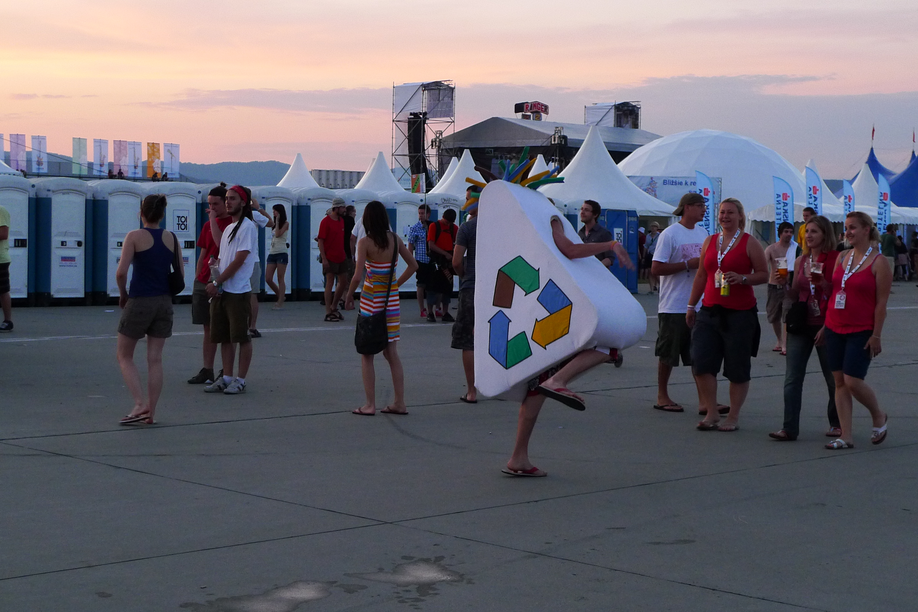 p1070137.jpg Náš maskot Recyklačko zabáva účastníkov a informuje o správnom triedení odpadov.