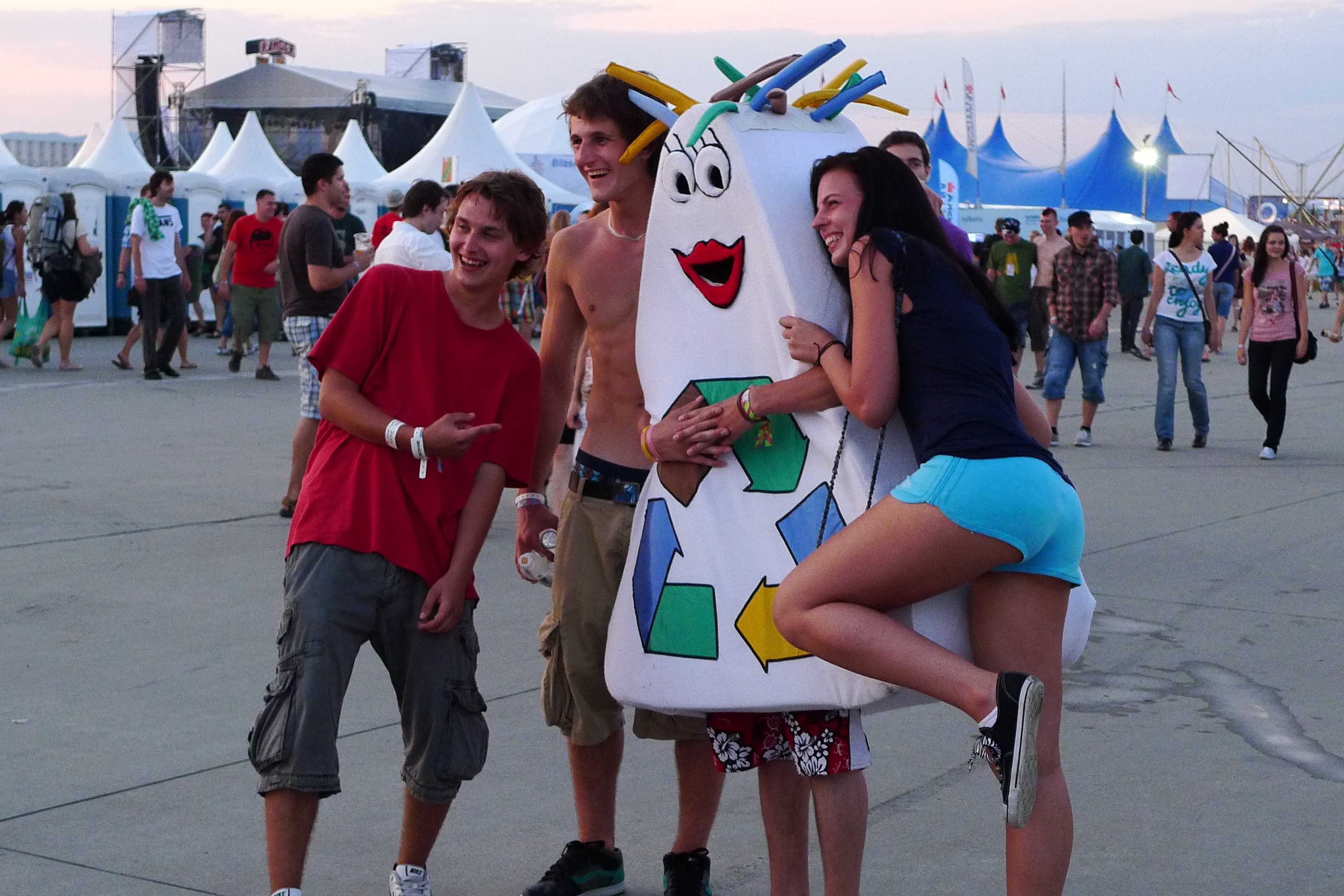 p1070139.jpg Náš maskot Recyklačko zabáva účastníkov a informuje o správnom triedení odpadov.