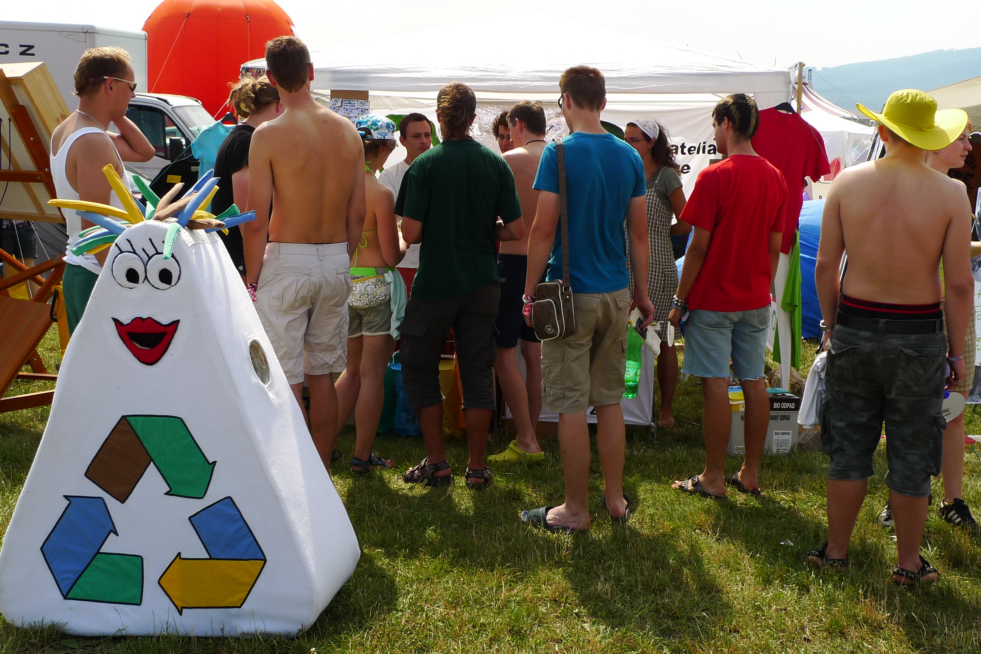 p1070159.jpg Dobrovoľníci Priateľov Zeme - SPZ informujú účastníkov festivalu ohľadom triedeného zberu, kompostovania, čiernych skládok a rie