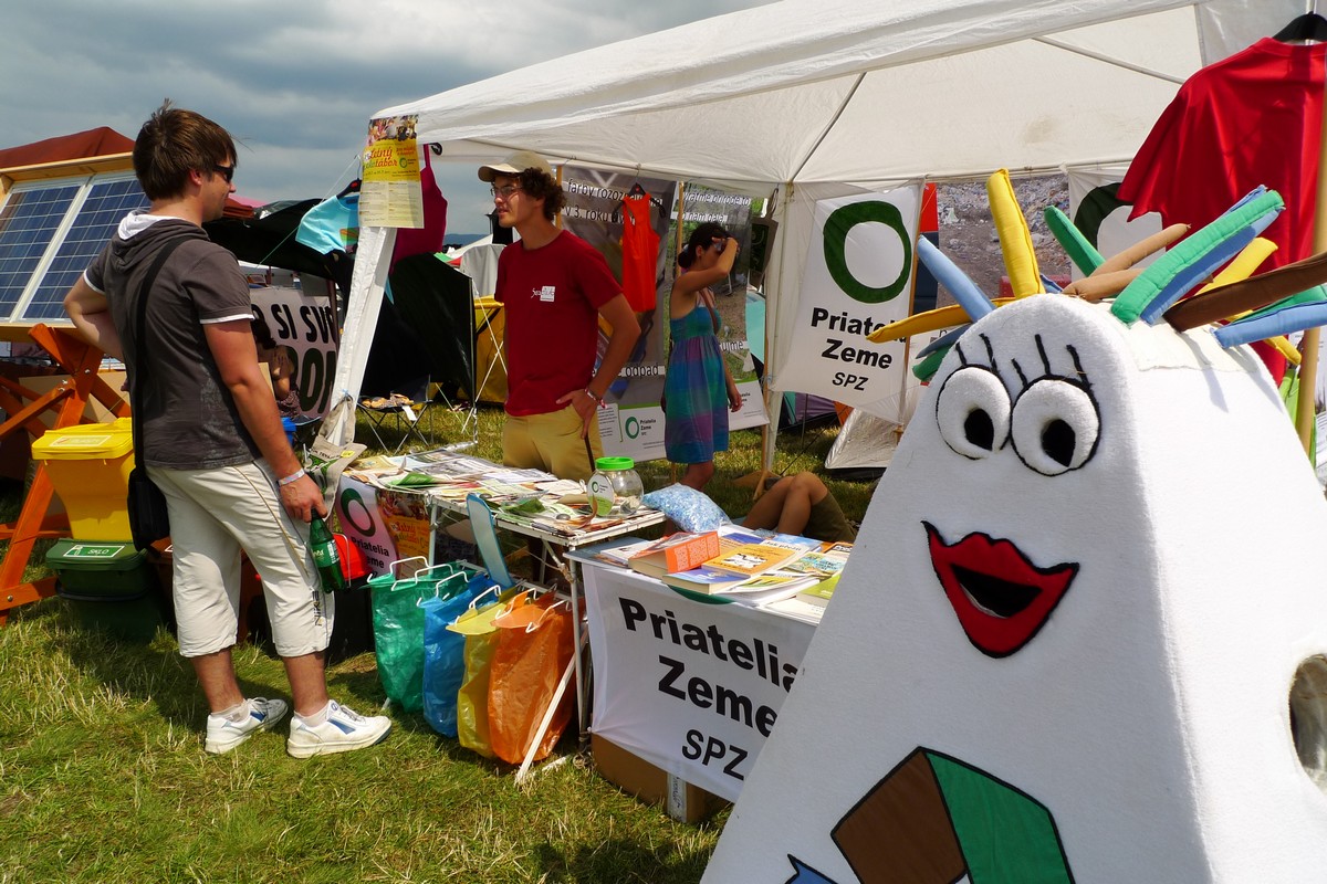 p1070181.jpg Dobrovoľníci Priateľov Zeme - SPZ informujú účastníkov festivalu ohľadom triedeného zberu, kompostovania, čiernych skládok a rie