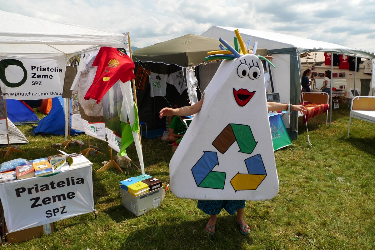 Náš maskot Recyklačko zabáva účastníkov a informuje o správnom triedení odpadov. 