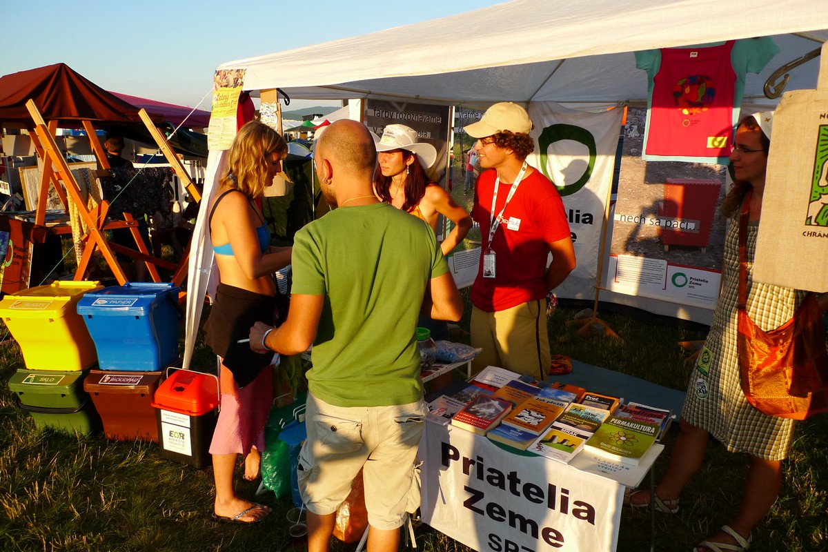 p1070252.jpg Dobrovoľníci Priateľov Zeme - SPZ informujú účastníkov festivalu ohľadom triedeného zberu, kompostovania, čiernych skládok a rie