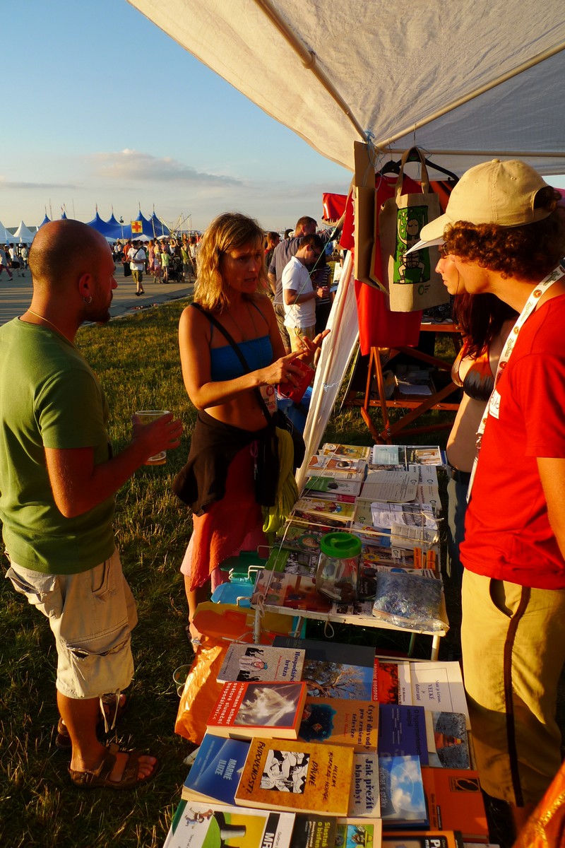 p1070256.jpg Dobrovoľníci Priateľov Zeme - SPZ informujú účastníkov festivalu ohľadom triedeného zberu, kompostovania, čiernych skládok a rie