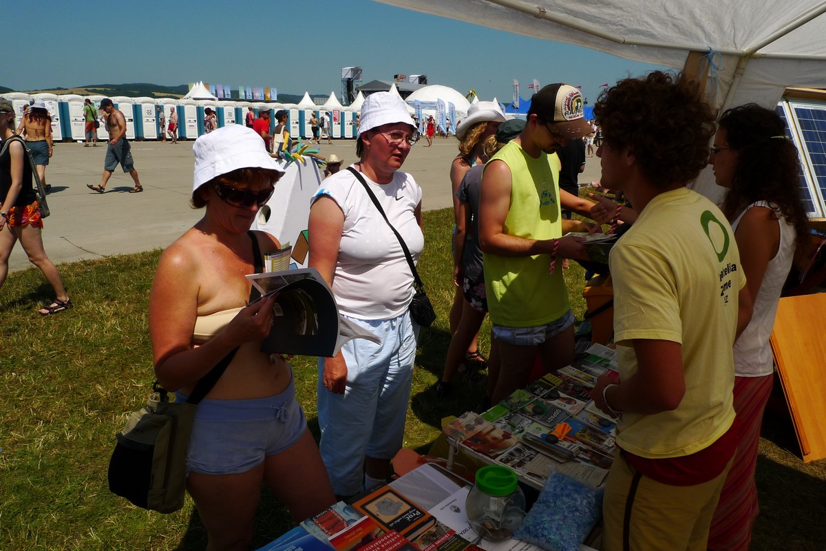 p1070290.jpg Dobrovoľníci Priateľov Zeme - SPZ informujú účastníkov festivalu ohľadom triedeného zberu, kompostovania, čiernych skládok a rie