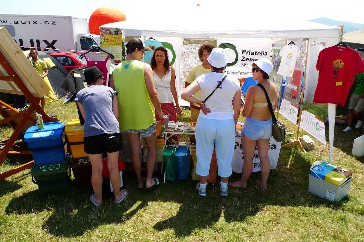 p1070294.jpg Dobrovoľníci Priateľov Zeme - SPZ informujú účastníkov festivalu ohľadom triedeného zberu, kompostovania, čiernych skládok a rie