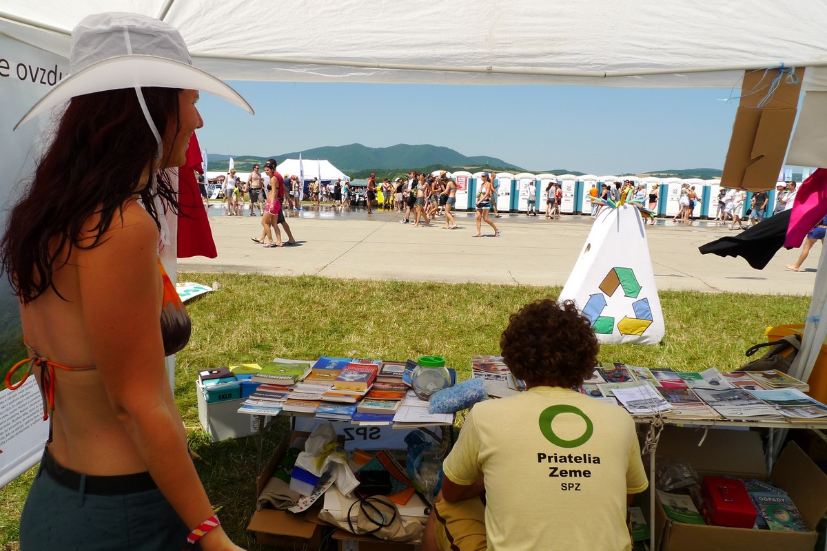 p1070319.jpg Dobrovoľníci Priateľov Zeme - SPZ informujú účastníkov festivalu ohľadom triedeného zberu, kompostovania, čiernych skládok a rie