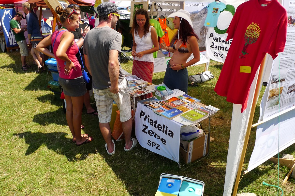 p1070333.jpg Dobrovoľníci Priateľov Zeme - SPZ informujú účastníkov festivalu ohľadom triedeného zberu, kompostovania, čiernych skládok a rie