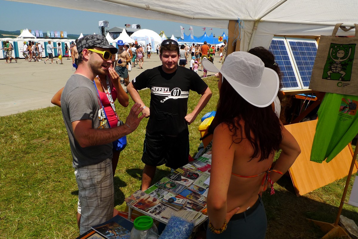 p1070335.jpg Dobrovoľníci Priateľov Zeme - SPZ informujú účastníkov festivalu ohľadom triedeného zberu, kompostovania, čiernych skládok a rie