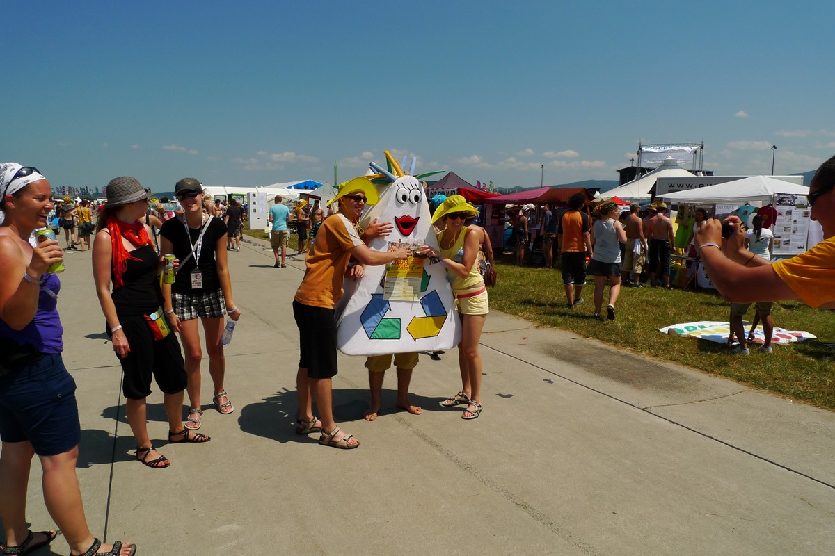 p1070345.jpg Náš maskot Recyklačko zabáva účastníkov a informuje o správnom triedení odpadov.