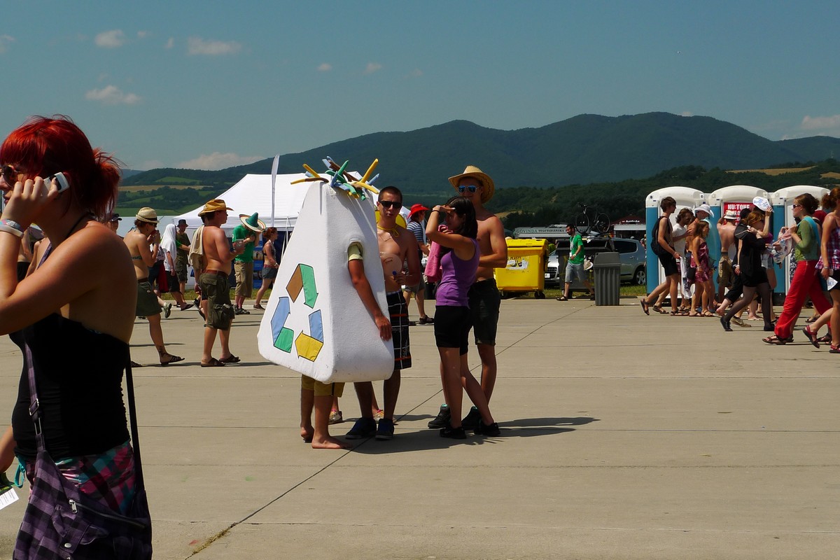 p1070350.jpg Náš maskot Recyklačko zabáva účastníkov a informuje o správnom triedení odpadov.