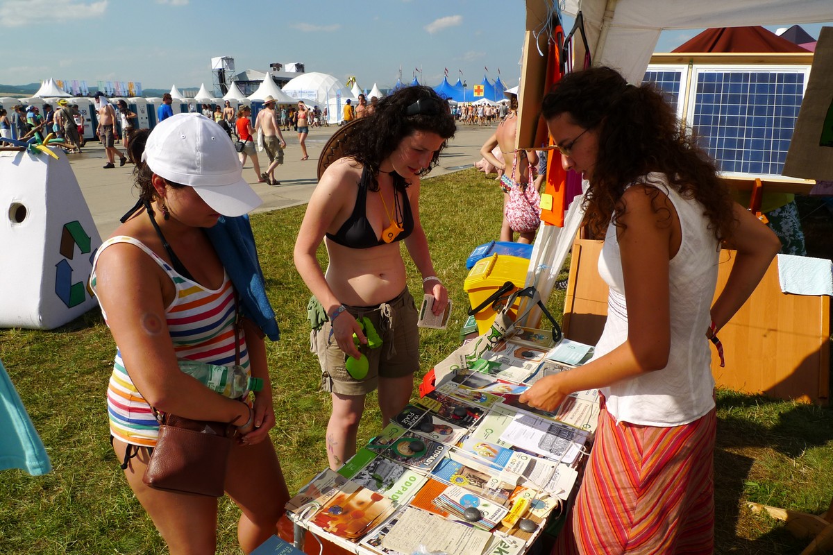 p1070356.jpg Dobrovoľníci Priateľov Zeme - SPZ informujú účastníkov festivalu ohľadom triedeného zberu, kompostovania, čiernych skládok a rie