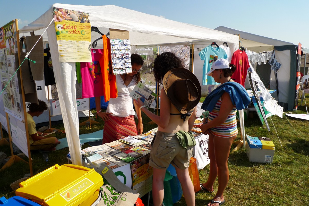 p1070360.jpg Dobrovoľníci Priateľov Zeme - SPZ informujú účastníkov festivalu ohľadom triedeného zberu, kompostovania, čiernych skládok a rie